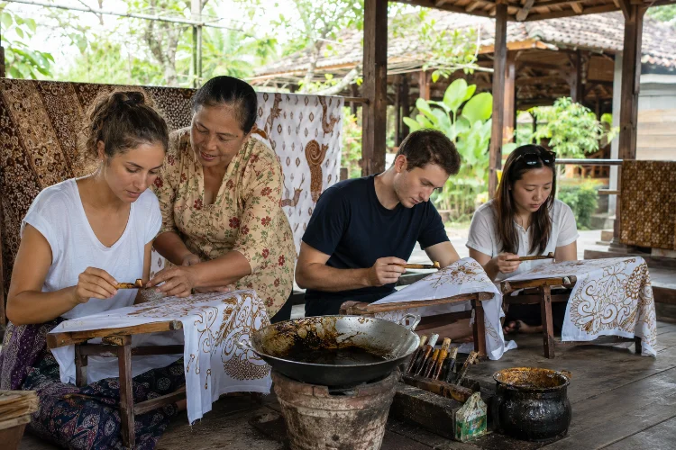 Belajar Membatik Tulis di Kampung Batik Giriloyo